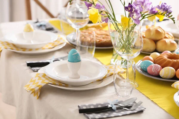 Feestelijke instelling van de tabel van de Pasen met traditionele maaltijd — Stockfoto