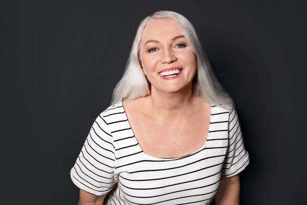 Портрет зрелой женщины на черном фоне
