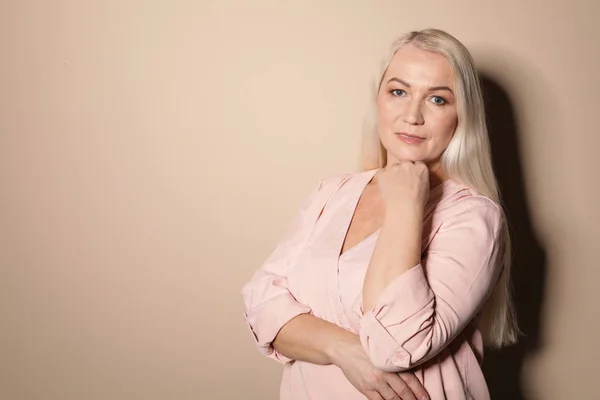 Retrato de mulher madura sobre fundo de cor. Espaço para texto — Fotografia de Stock