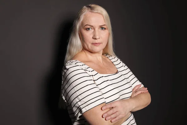 Retrato de mulher madura no fundo preto — Fotografia de Stock