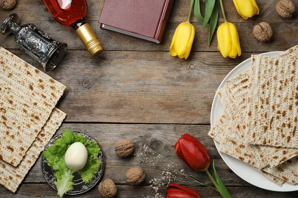 Flat lay composition with symbolic Passover (Pesach) items on wooden background, space for text — Stock Photo, Image