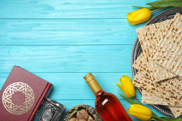 Flat lay composition with symbolic Passover (Pesach) items on wooden background, space for text — Stock Photo, Image
