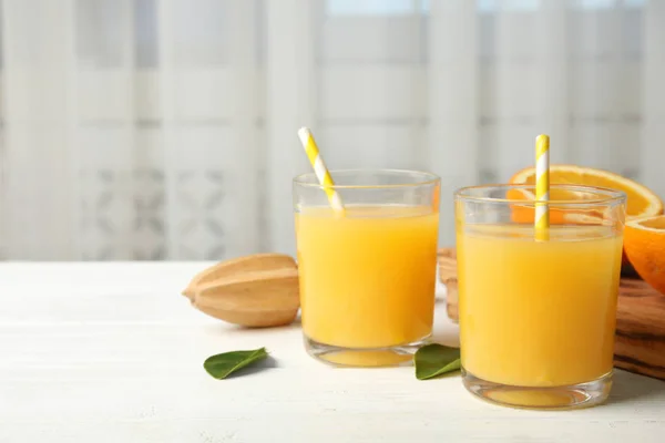 Složení s pomerančovým džusem a čerstvé ovoce na stole, prostor pro text — Stock fotografie