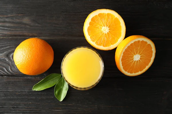 Lapos laikus összetétele, narancslé és friss gyümölcsöket a fa háttér — Stock Fotó