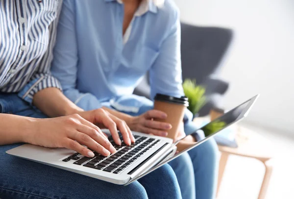 Ofis, closeup dizüstü bilgisayar üzerinde çalışan iş adamları. Profesyonel iletişim