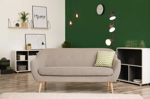 Современный интерьер гостиной со стильным диваном. Современный дизайн — стоковое фото