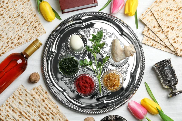 Composición laica plana con elementos de Pascua simbólica (Pesaj) y comida sobre fondo de color —  Fotos de Stock