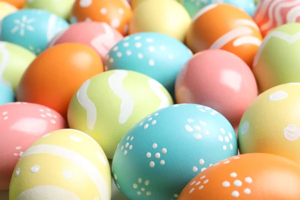 Muitos belos ovos de Páscoa pintados como fundo, close-up Fotografia De Stock