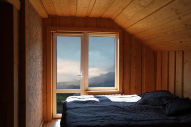 Rahat yatak odasında yeni modern penceresinden güzel manzara