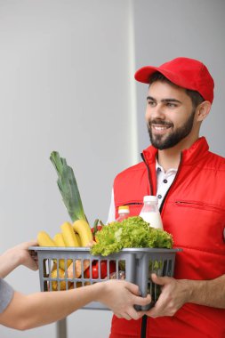 Genç adam gıda kapalı müşteriye teslim
