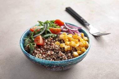 Sağlıklı quinoa salata sebze kase ve masada çatal ile