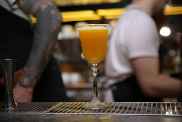 Glas av god cocktail på bardisk — Stockfoto
