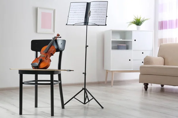 Skrzypce, krzesło i Uwaga stoją z arkuszy muzyki w pokoju — Zdjęcie stockowe