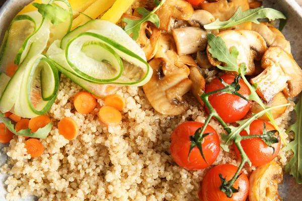 Ensalada de quinua saludable con verduras en plato como fondo — Foto de Stock