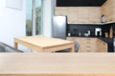 Modern mutfak boş ahşap masa. Mockup tasarım için