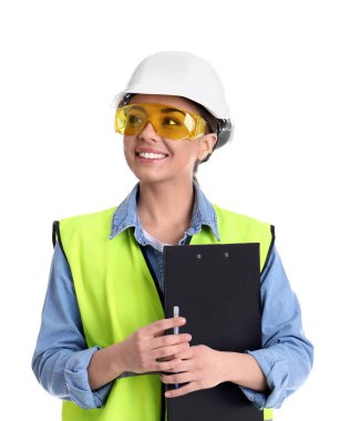 Beyaz arka planda pano ile üniformalı kadın endüstri mühendisi. Güvenlik ekipmanları