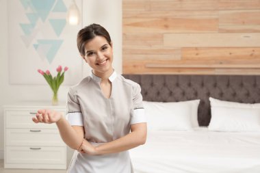 Otel odasında genç hizmetçi portresi. Metin için yer