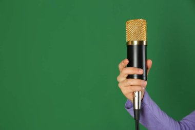 Çocuk holding mikrofon portre renk arka plan üzerinde. Metin için yer