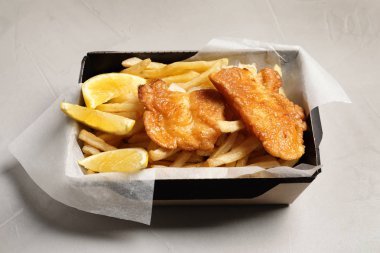 Konteyner ile İngiliz geleneksel balık ve patates cipsi masada