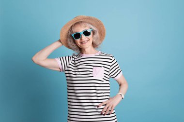 Hipster kıyafeti renk arka plan üzerinde Olgun kadın portresi