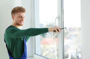 içerideki kurulum için pencereyi ölçen servis elemanı