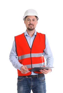 Beyaz arka planda pano ile üniformalı erkek endüstri mühendisi. Güvenlik ekipmanları