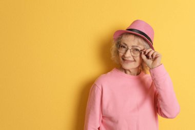 Hipster kıyafeti renk arka plan üzerinde Olgun kadın portresi. Metin için yer