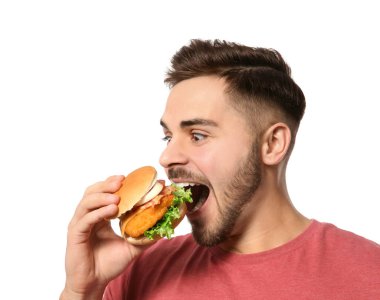 Yakışıklı adam beyaz izole lezzetli hamburger yeme