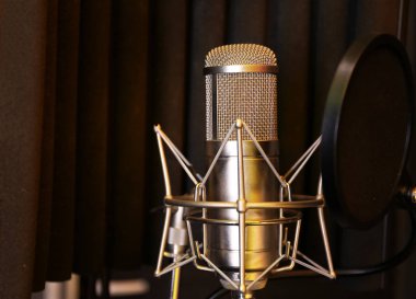 Modern kayıt stüdyosu Kondenser mikrofon. Müzik ekipmanları