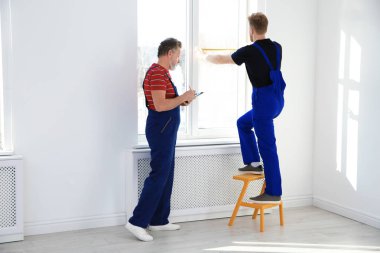 Servis penceresi kapalı kurulum için ölçme adamları. Metin için yer
