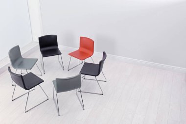Sandalye ofis, metin için yer grup terapisi oturumu için hazırlanmış. Toplantı odası iç