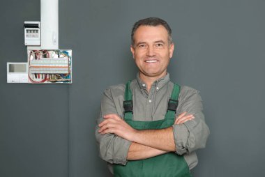 Sigorta Yönetim Kurulu gri duvar yakın duran erkek elektrikçi