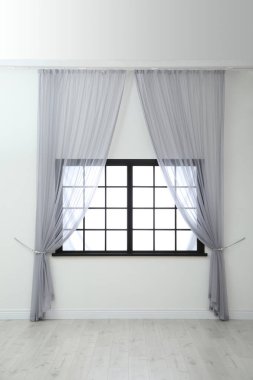 Modern pencere perdeleri odasında. Ev iç
