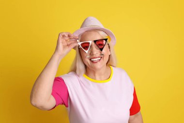 Hipster kıyafeti renk arka plan üzerinde Olgun kadın portresi