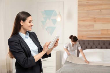 Otel odasında hizmetci çalışma kontrol Temizlik Hizmetleri Yöneticisi