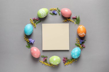 Boyalı Paskalya yumurtaları ve renk arka plan, metin için yer boş kart düz yatıyordu bileşimi