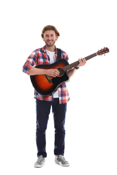 Jovem tocando guitarra acústica em fundo branco — Fotografia de Stock