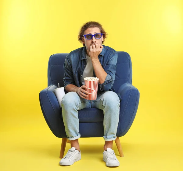 3d 안경, 팝콘 및 컬러 배경 영화 쇼 동안 안락의 자에 앉아 음료와 감정적인 남자 — 스톡 사진