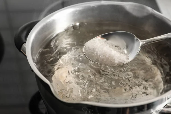 Salazón de agua hirviendo en olla en la estufa, primer plano — Foto de Stock