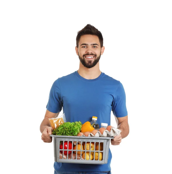 Ο άνθρωπος που κρατά το καλάθι με τα φρέσκα προϊόντα σε άσπρο φόντο. Υπηρεσία παράδοσης τροφίμων — Φωτογραφία Αρχείου