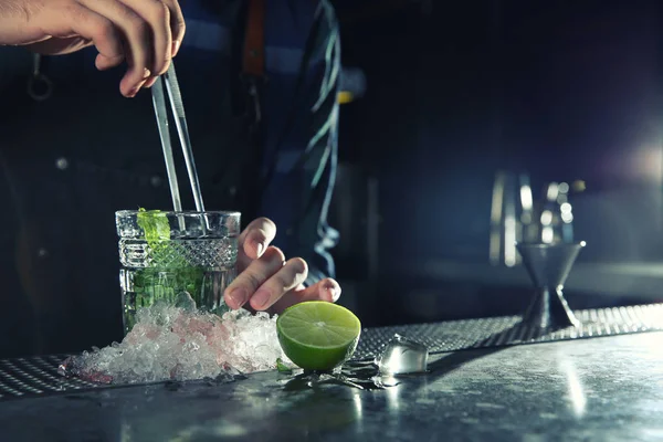 Barman a fazer cocktail Mojito ao balcão no pub, de perto. Espaço para texto — Fotografia de Stock