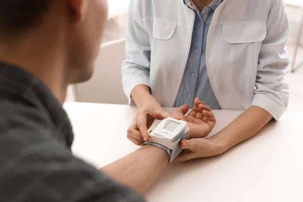 Arzt überprüft Blutdruck des Patienten im Krankenhaus, Nahaufnahme. Kardiologie-Konzept — Stockfoto