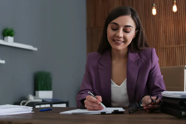 Vacker affärskvinna arbeta med dokument på tabell i office — Stockfoto