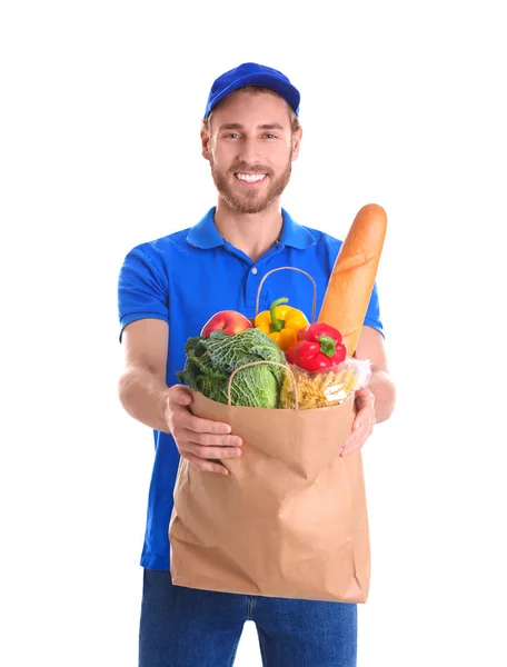 Liefermann hält Papiertüte mit Lebensmitteln auf weißem Hintergrund — Stockfoto