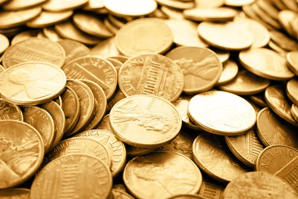 Πολλοί γυαλιστερά νομίσματα ένα σεντ ΗΠΑ ως φόντο — Φωτογραφία Αρχείου