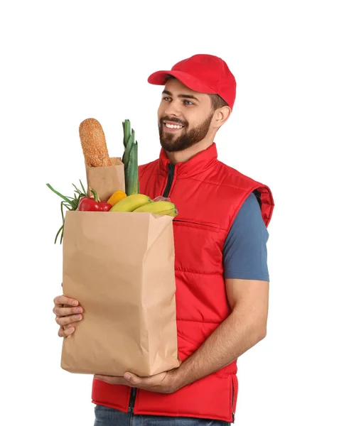 Ο άνθρωπος που κρατά χαρτί τσάντα με φρέσκα προϊόντα σε άσπρο φόντο. Υπηρεσία παράδοσης τροφίμων — Φωτογραφία Αρχείου