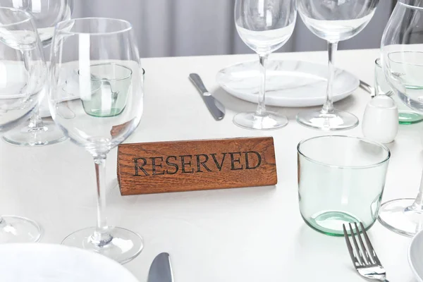 Ajuste de mesa con signo RESERVADO en restaurante — Foto de Stock