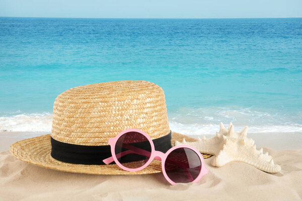 Стильные пляжные аксессуары на песчаном побережье
