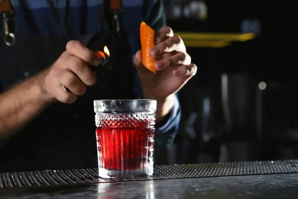 Barman fazendo coquetel russo vermelho no balcão no pub, close-up. Espaço para texto — Fotografia de Stock