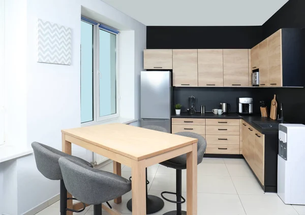 Belső hangulatos, modern konyha új bútorok és berendezések — Stock Fotó